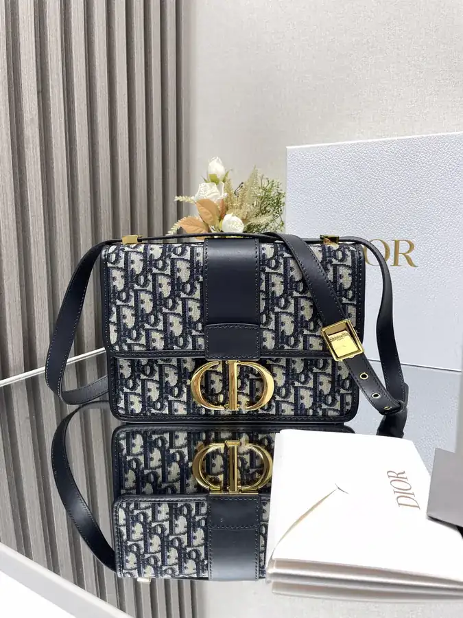 MONTAIGNE Leather Strap Handbag M9203