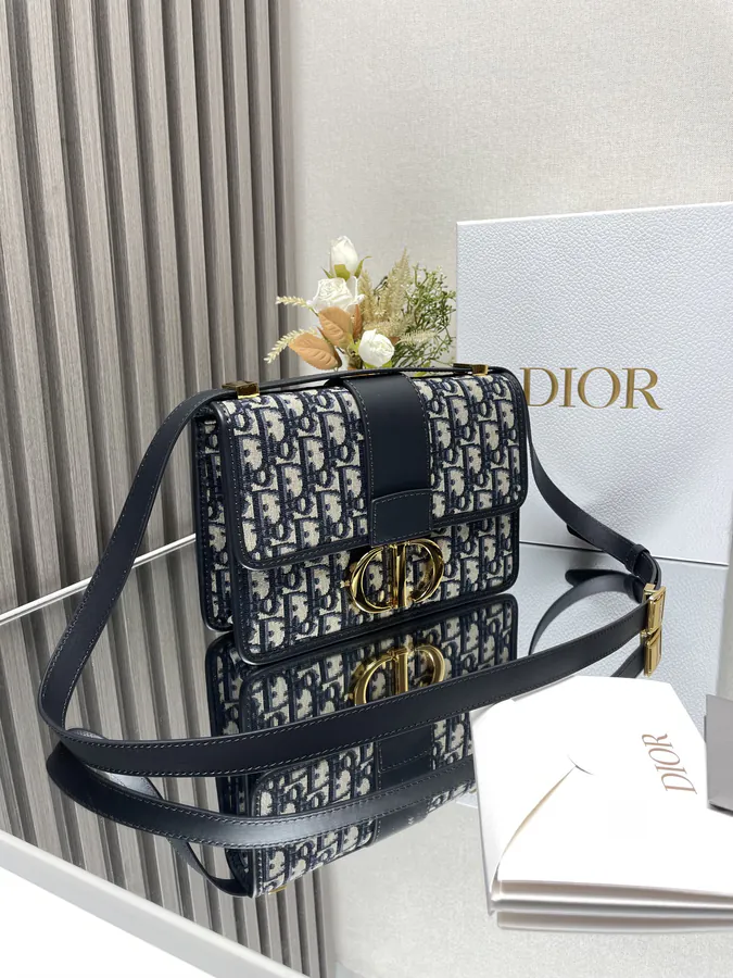 MONTAIGNE Leather Strap Handbag M9203