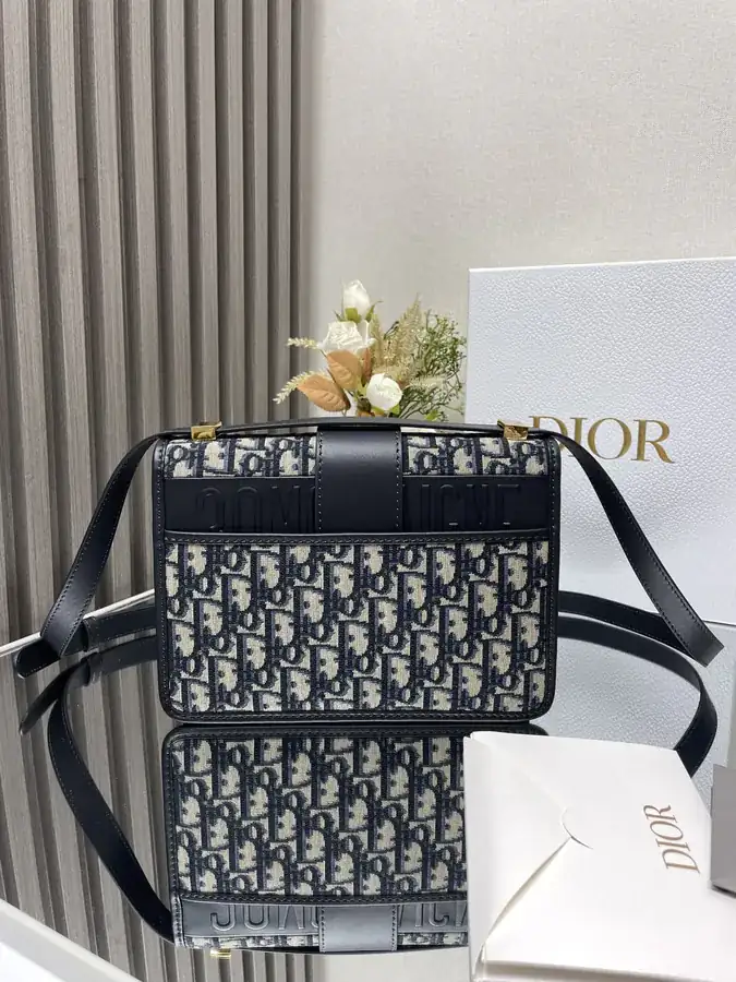 MONTAIGNE Leather Strap Handbag M9203