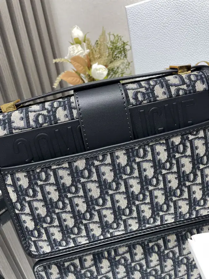 MONTAIGNE Leather Strap Handbag M9203