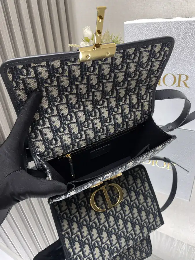 MONTAIGNE Leather Strap Handbag M9203
