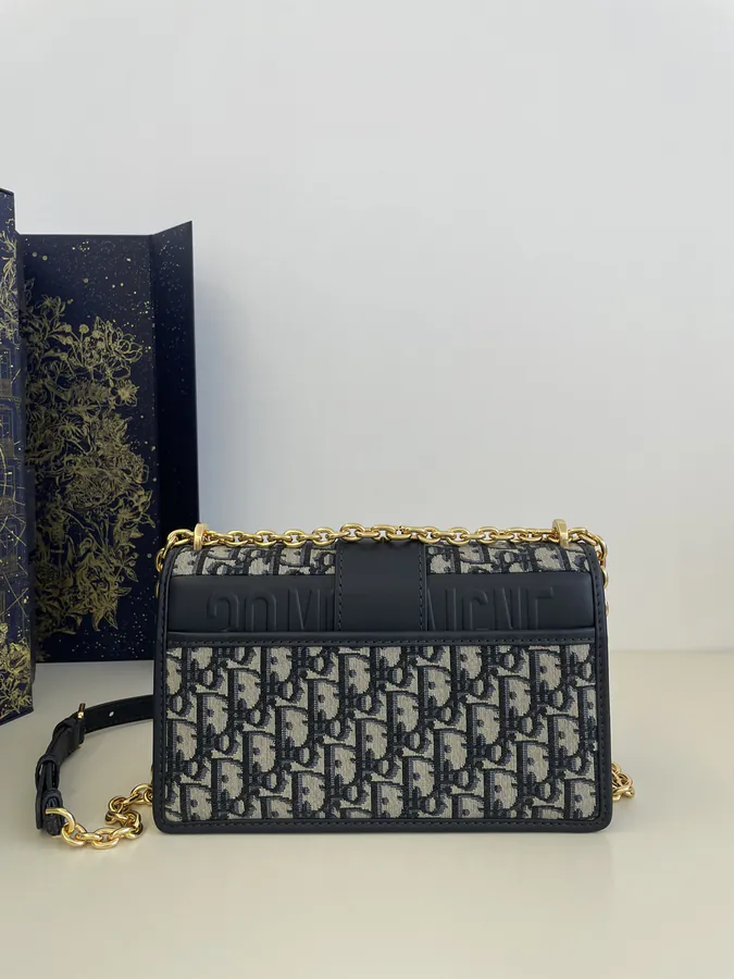 30 Montaigne Chain Strap Tote Medium