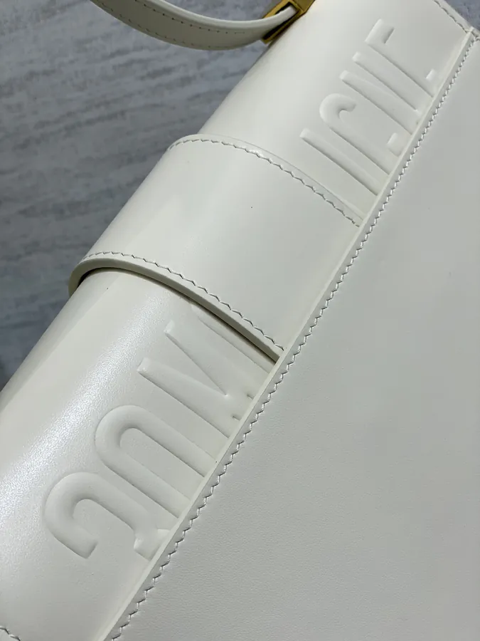 Montaigne 30 Timeless Elegance with Angular Silhouette and Retro Design