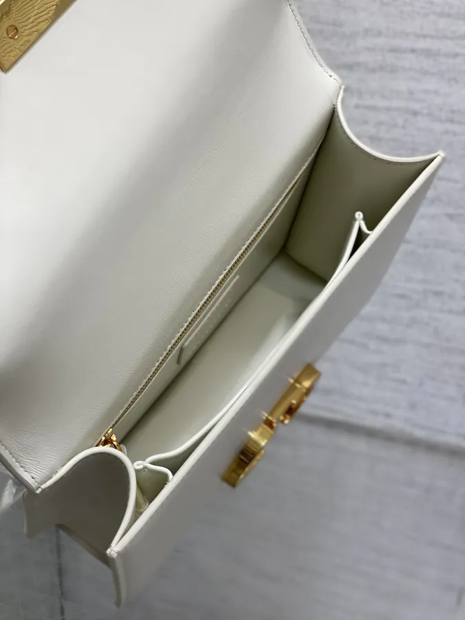 Montaigne 30 Timeless Elegance with Angular Silhouette and Retro Design