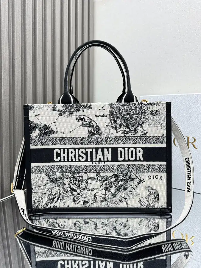 P700 Book Tote in Medium Size