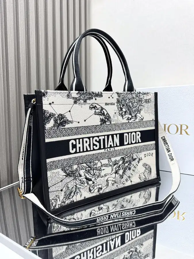 P700 Book Tote in Medium Size