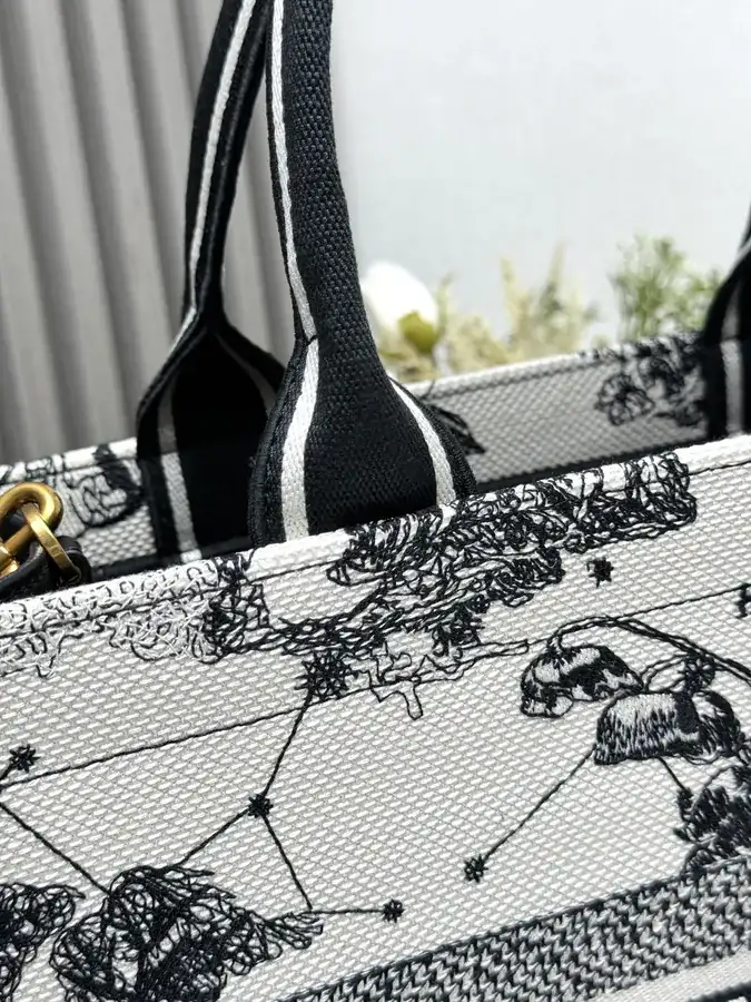 P700 Book Tote in Medium Size