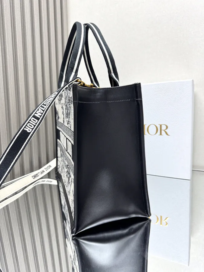P700 Book Tote in Medium Size