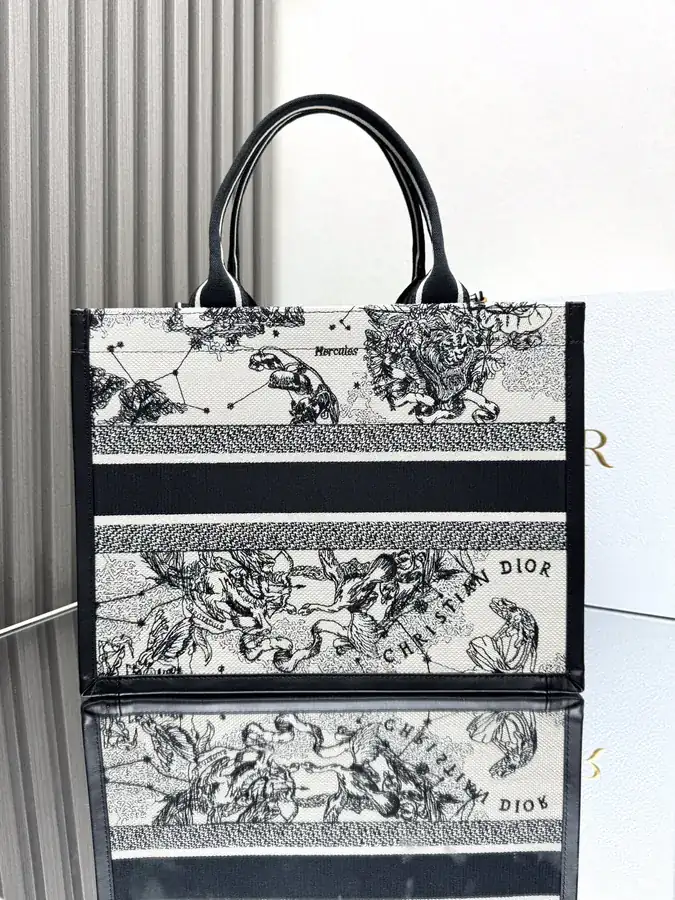 P700 Book Tote in Medium Size