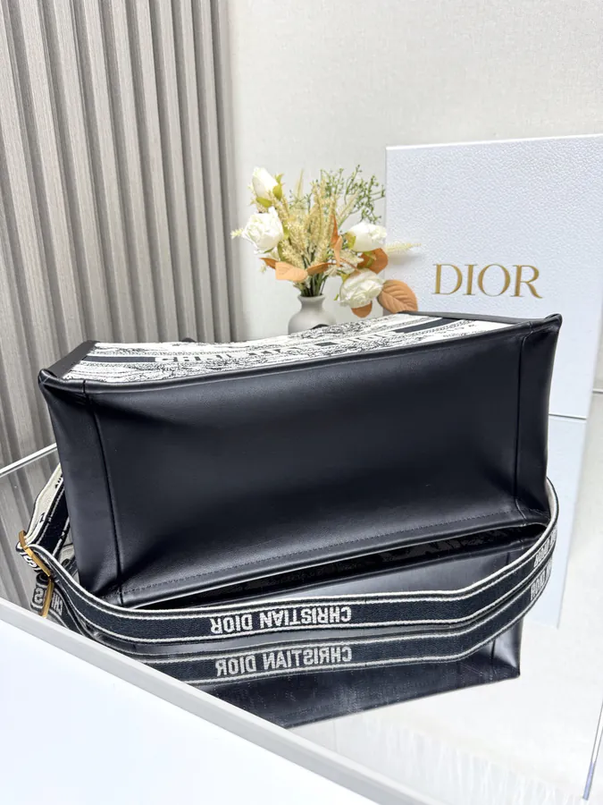 P700 Book Tote in Medium Size