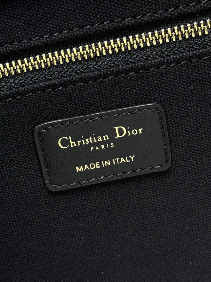 P700 Book Tote in Medium Size