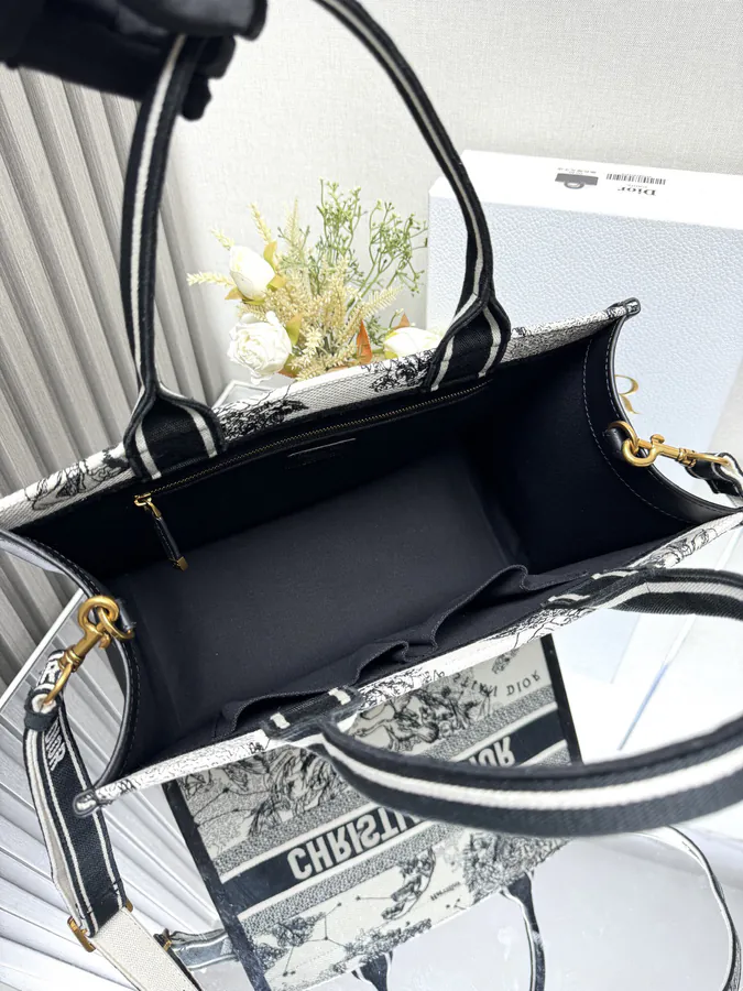 P700 Book Tote in Medium Size