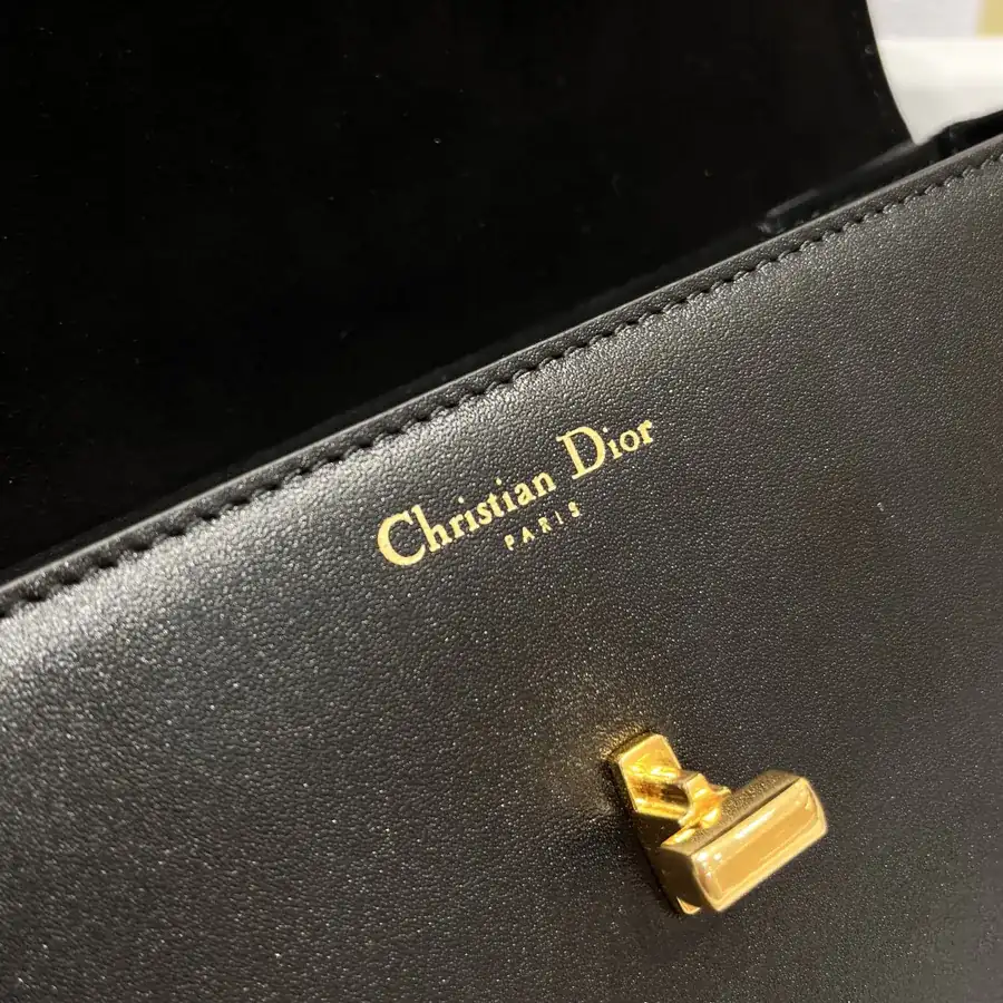 Montaigne Avenue Clutch Classic Design