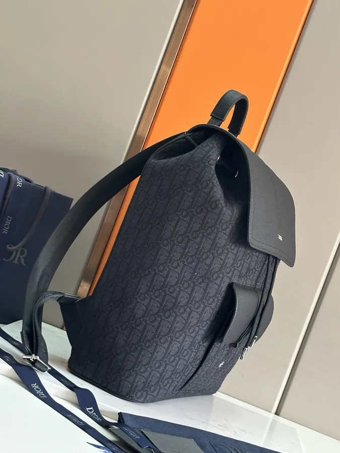 Motion Shoulder Bag Elegant and Sophisticated