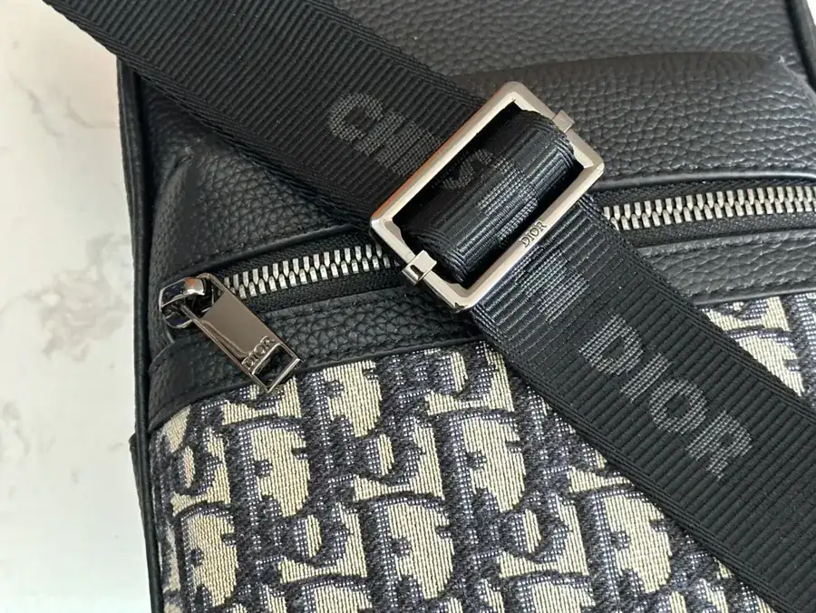 Rider 2.0 Crossbody Bag Modern and Practical