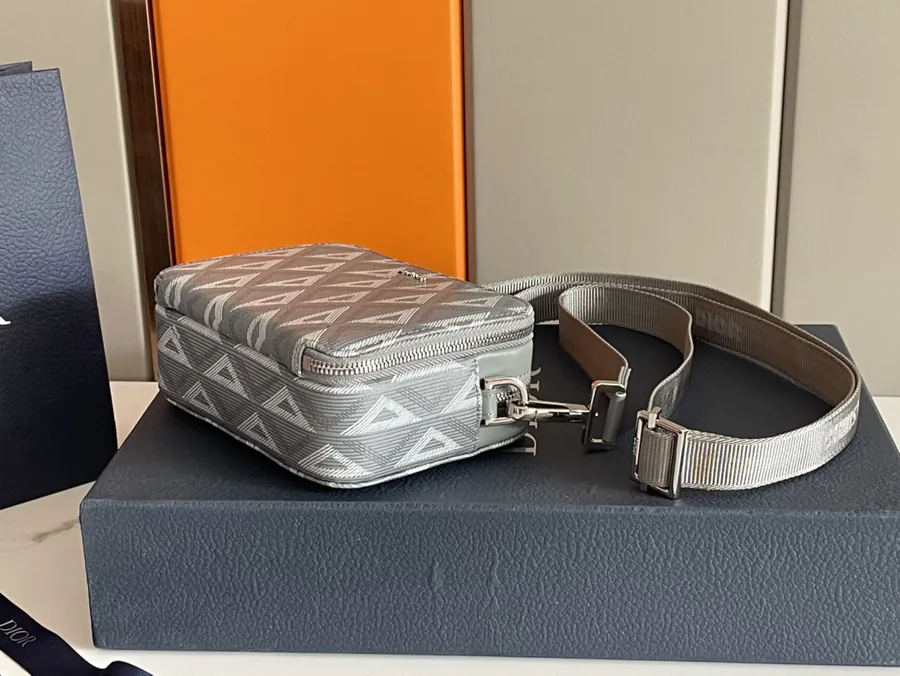 Marc Bohan Diamond Pattern Tote Bag Elegant and Practical