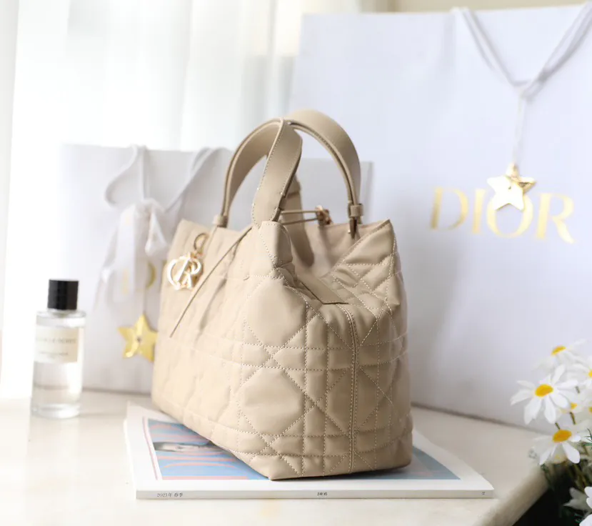 Toujours Medium Shopping Bag DR 071
