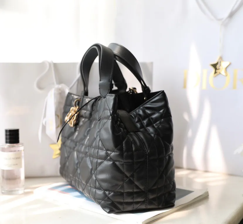 Toujours Medium Shopping Bag DR 071