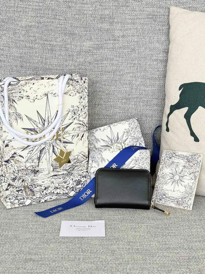 30 Montaigne Voyageur Small Zip Wallet