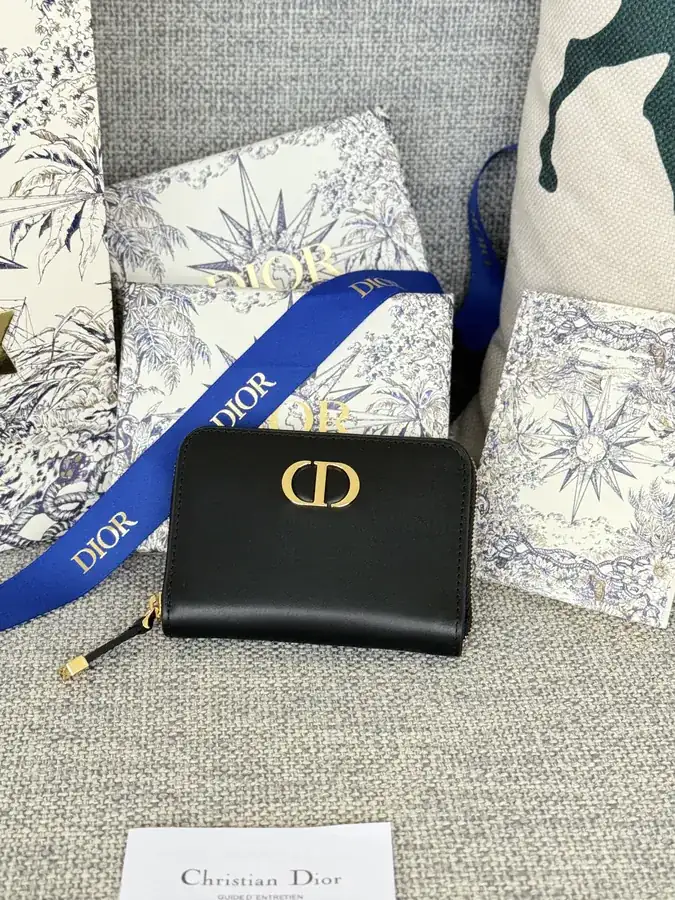 30 Montaigne Voyageur Small Zip Wallet