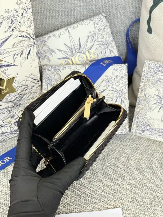 30 Montaigne Voyageur Small Zip Wallet