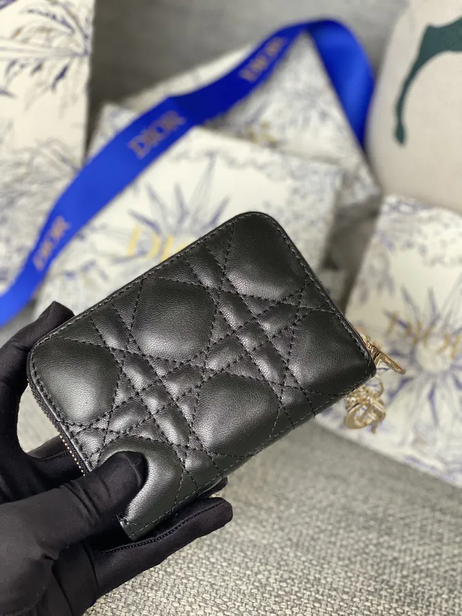 30 Montaigne Voyageur Classic Shoulder Bag