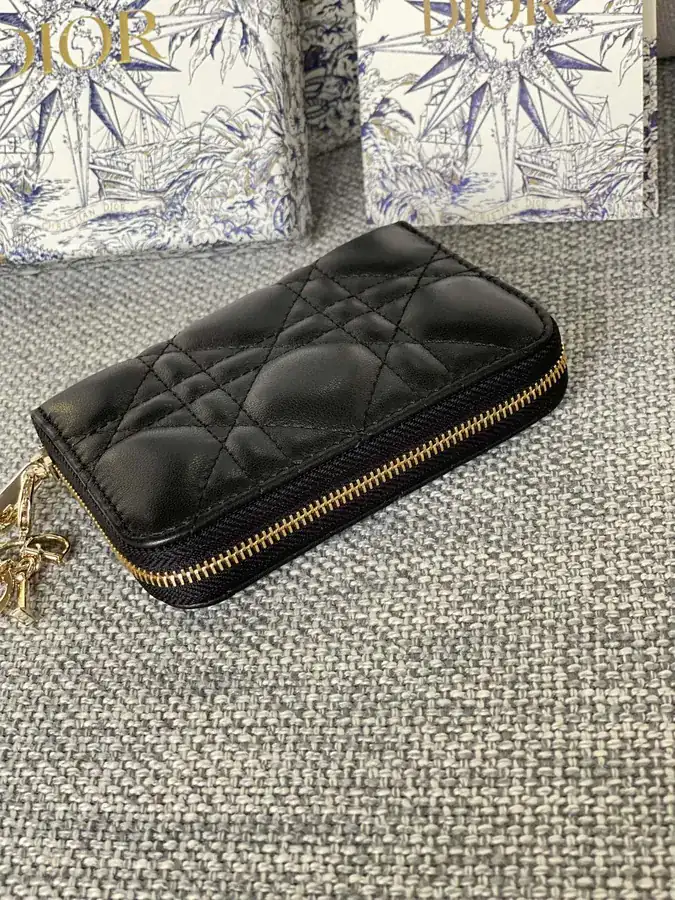 30 Montaigne Voyageur Classic Shoulder Bag