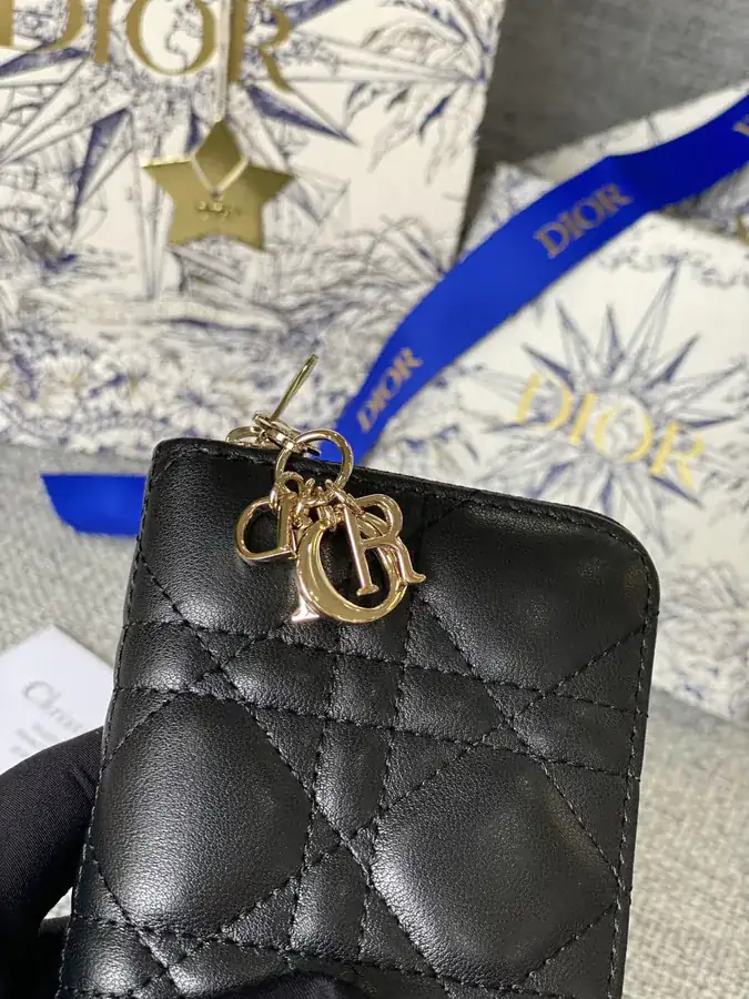 30 Montaigne Voyageur Classic Shoulder Bag