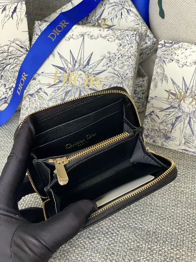 30 Montaigne Voyageur Classic Shoulder Bag