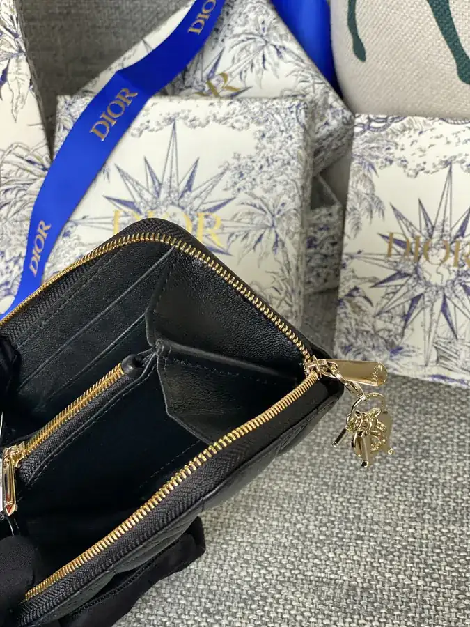30 Montaigne Voyageur Classic Shoulder Bag