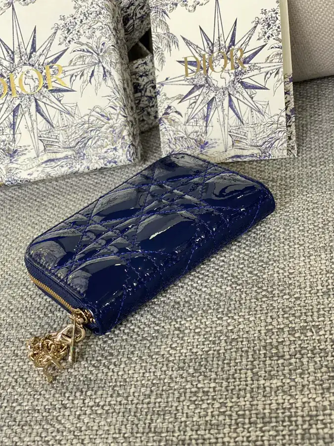 30 Montaigne Voyageur Bucket Bag in Patent Leather