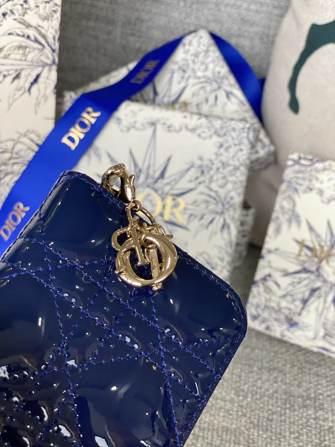 30 Montaigne Voyageur Bucket Bag in Patent Leather