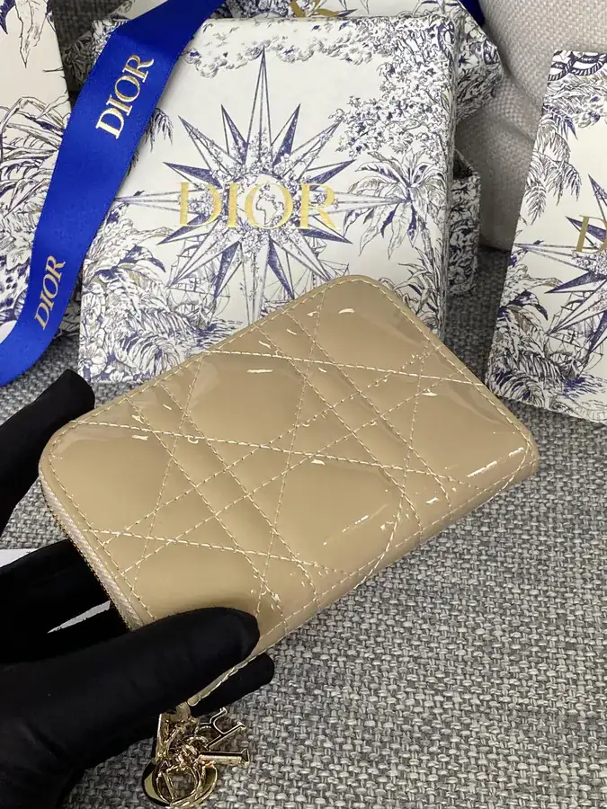 30 Montaigne Voyageur Bucket Bag in Glossy Calfskin
