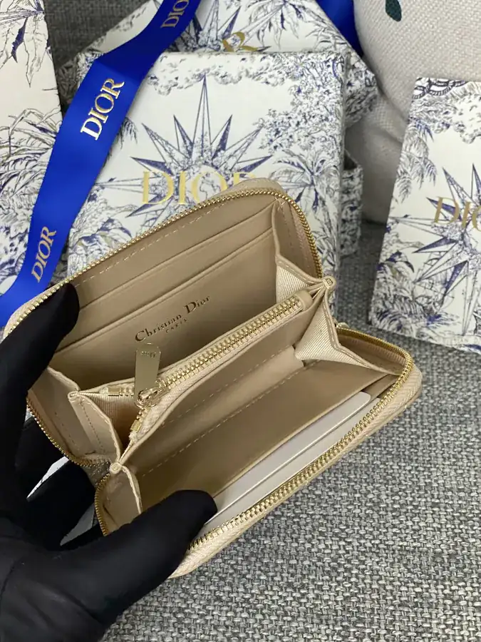 30 Montaigne Voyageur Bucket Bag in Glossy Calfskin