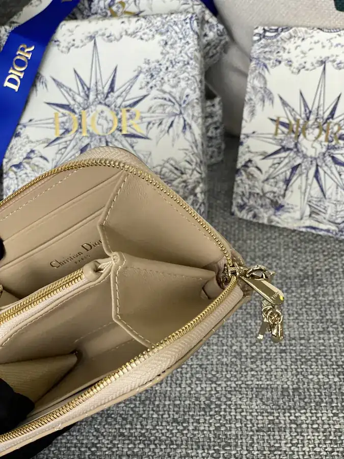 30 Montaigne Voyageur Bucket Bag in Glossy Calfskin