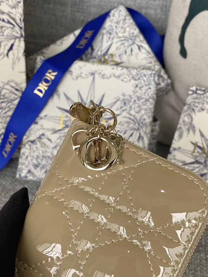 30 Montaigne Voyageur Bucket Bag in Glossy Calfskin