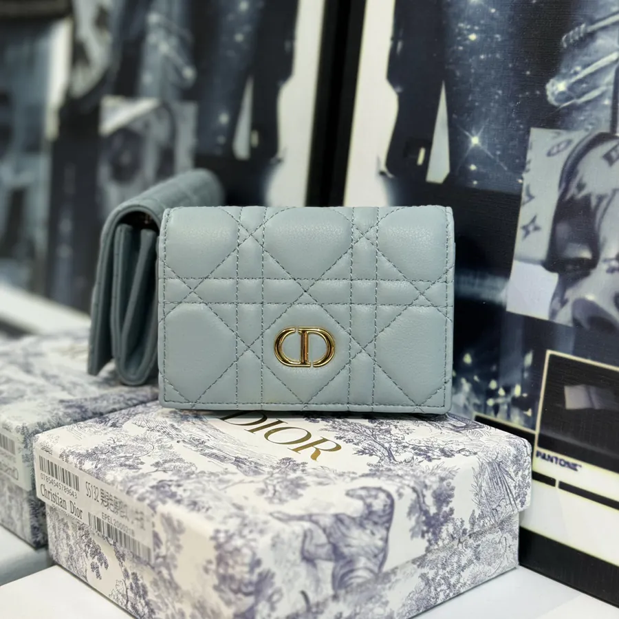 30 Montaigne Glycine Wallet Elegant and Practical