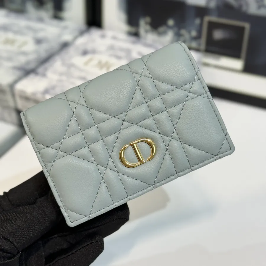 30 Montaigne Glycine Wallet Elegant and Practical