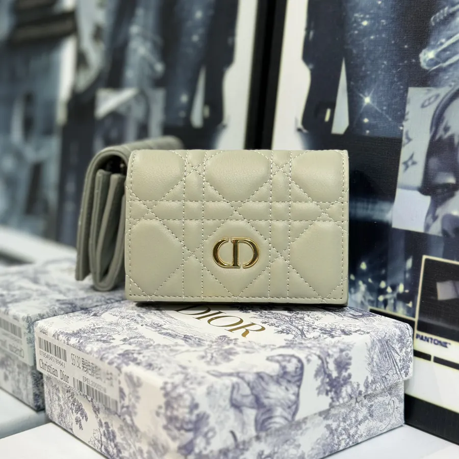 30 Montaigne Glycine Wallet Compact and Stylish