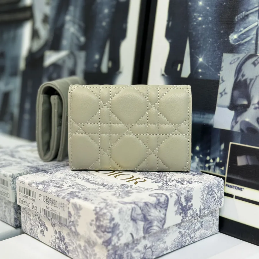 30 Montaigne Glycine Wallet Compact and Stylish