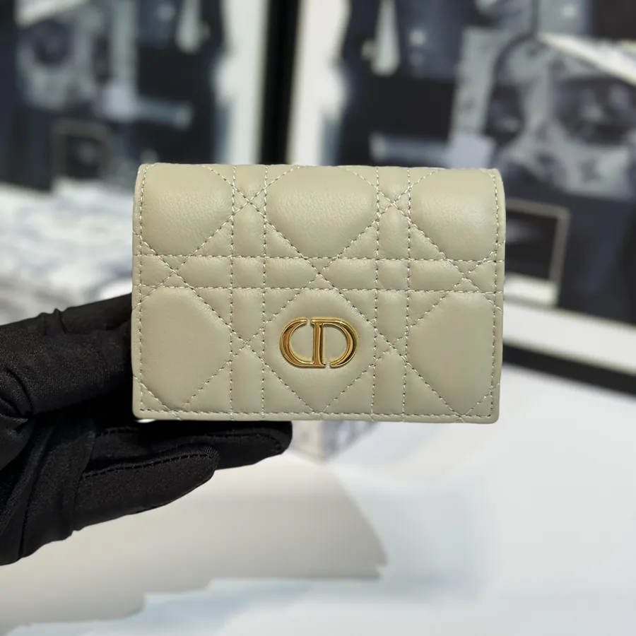 30 Montaigne Glycine Wallet Compact and Stylish