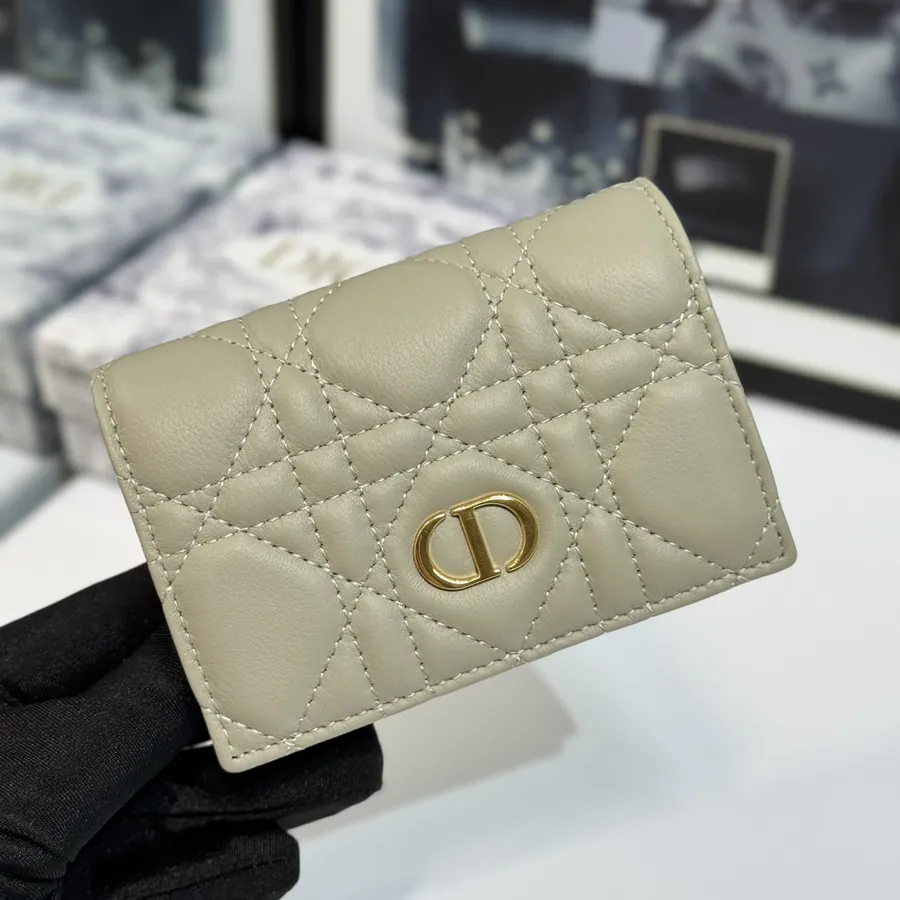 30 Montaigne Glycine Wallet Compact and Stylish