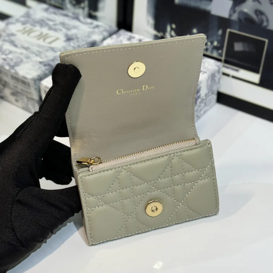 30 Montaigne Glycine Wallet Compact and Stylish
