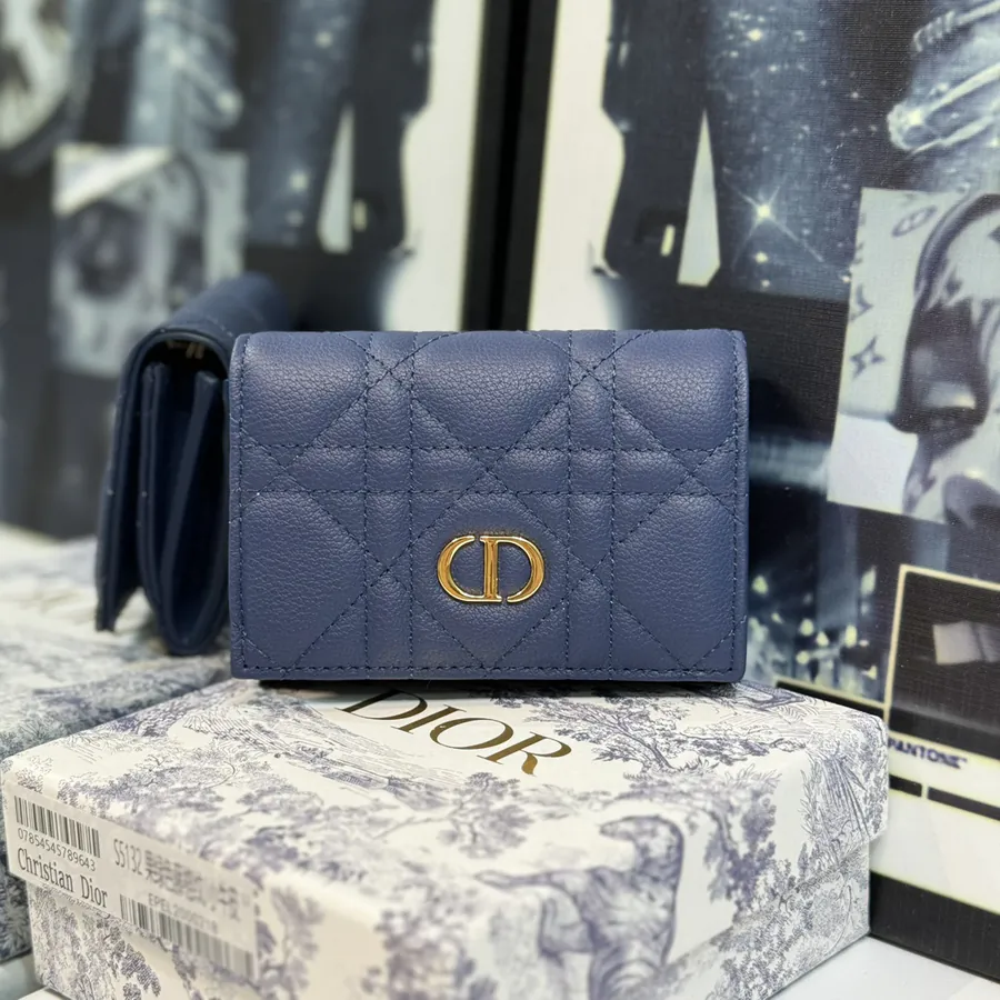 30 Montaigne Glycine Wallet Elegant and Practical