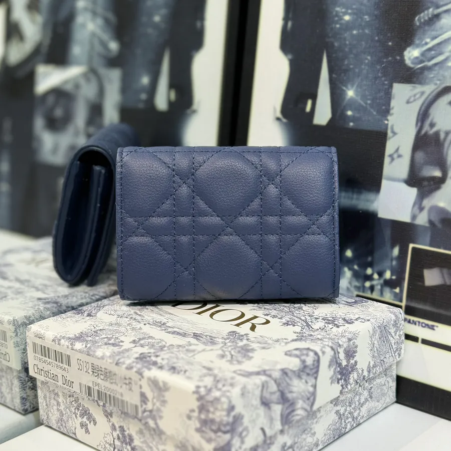 30 Montaigne Glycine Wallet Elegant and Practical