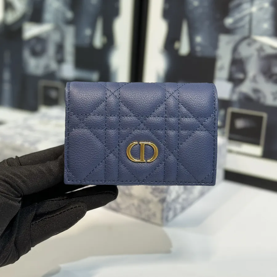 30 Montaigne Glycine Wallet Elegant and Practical