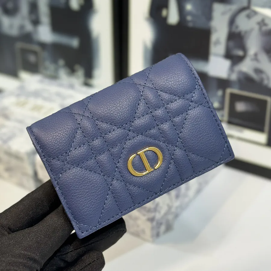 30 Montaigne Glycine Wallet Elegant and Practical