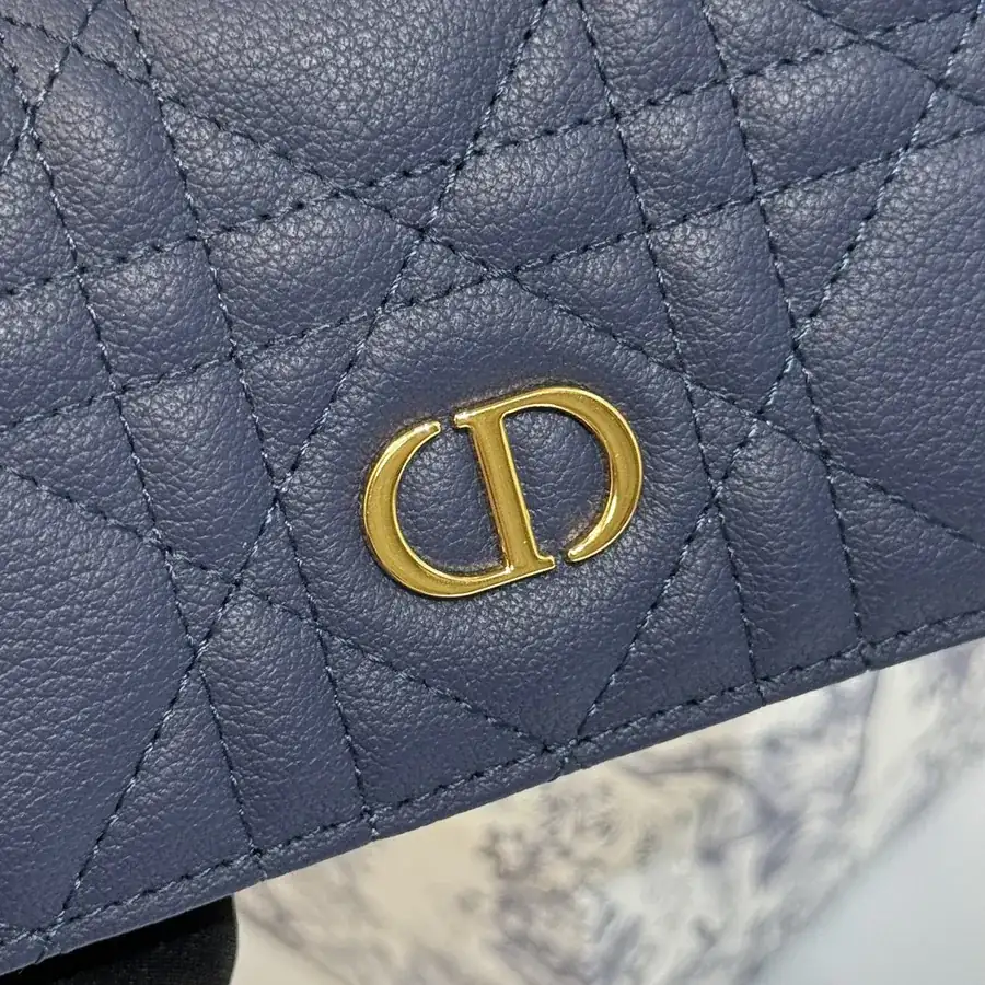 30 Montaigne Glycine Wallet Elegant and Practical