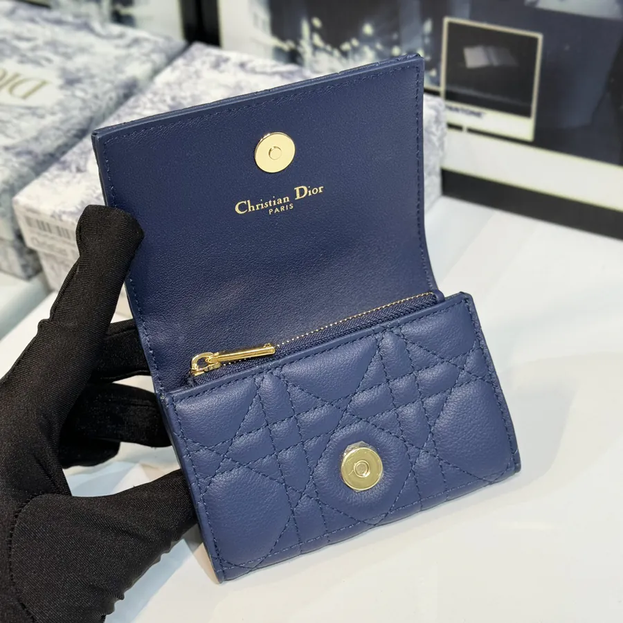 30 Montaigne Glycine Wallet Elegant and Practical