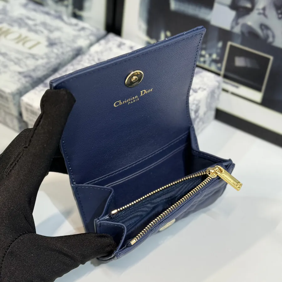 30 Montaigne Glycine Wallet Elegant and Practical